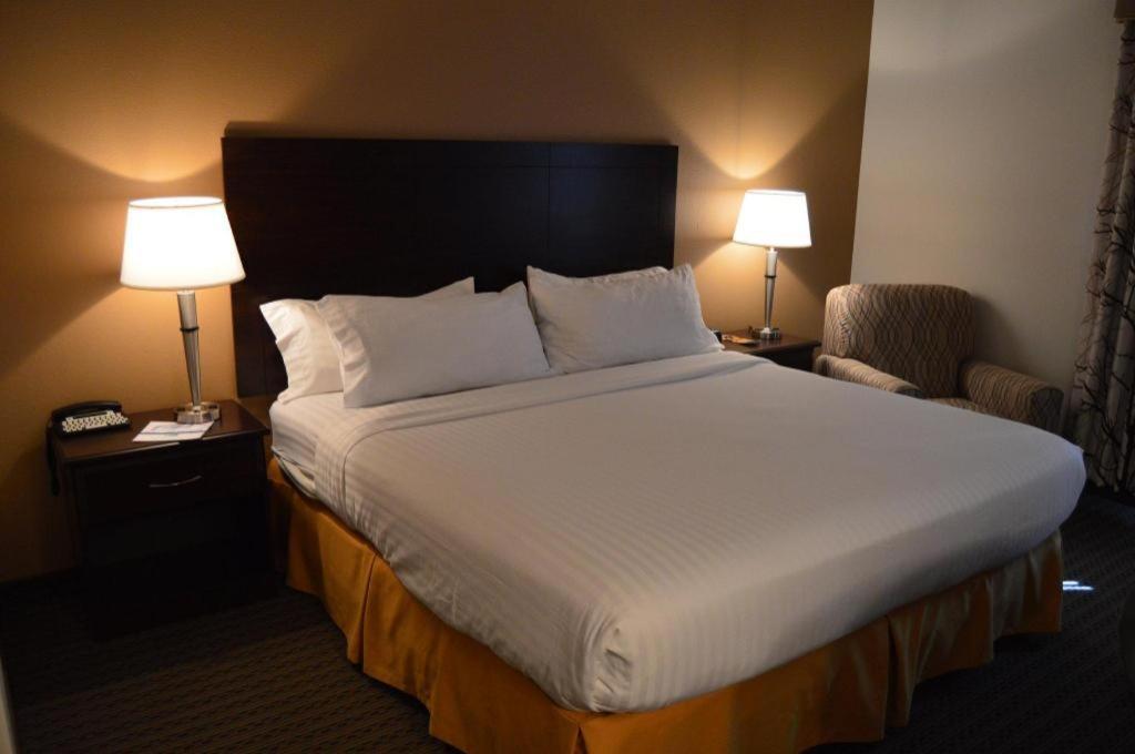 Holiday Inn Express & Suites Winner By Ihg Екстер'єр фото